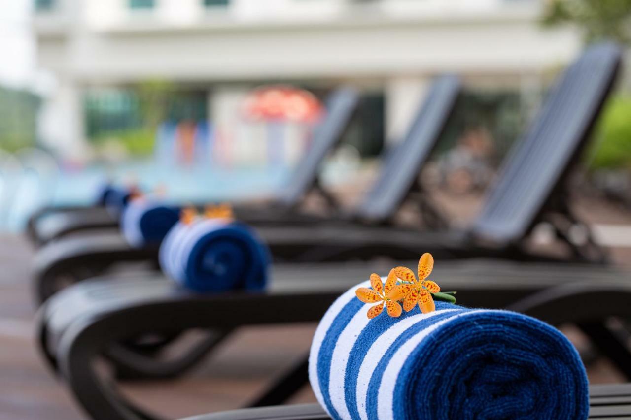 Mercure Living Путраджая Экстерьер фото A rolled towel